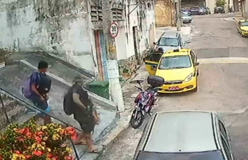 Vídeo registra momento em que homens são baleados durante operação no Complexo do Lins