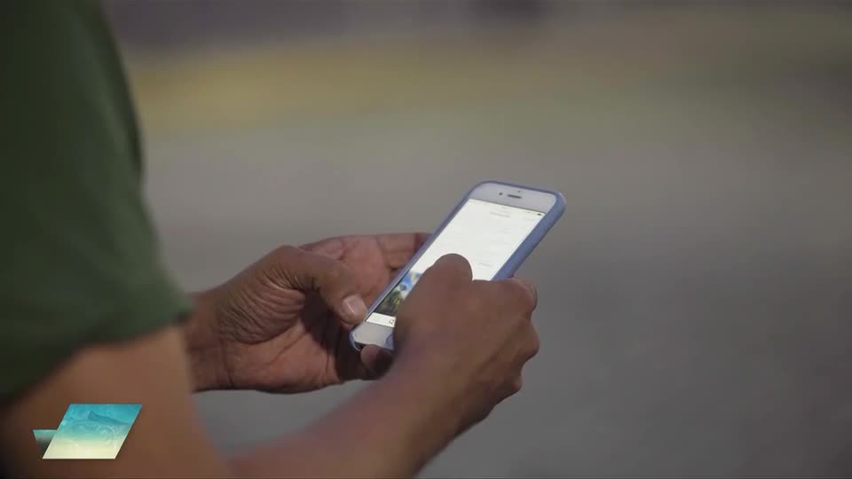 Brasil Caminhoneiro alerta sobre os riscos do uso do celular ao volante neste sábado (13)