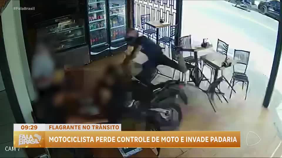 Motociclista perde controle e invade padaria no Ceará
