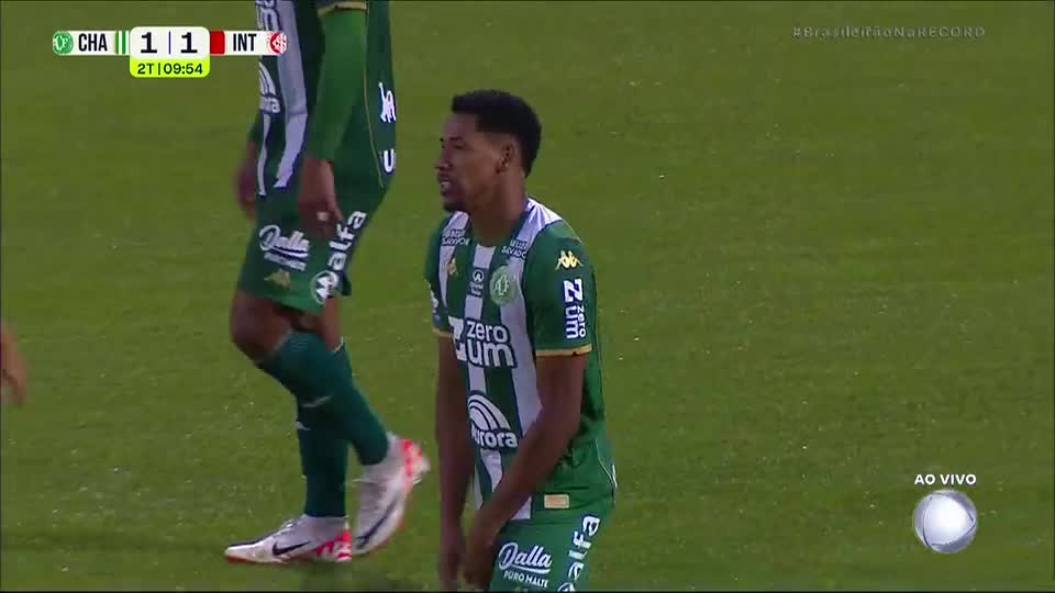 Garcez domina de frente para o gol e bate colocado, mas erra o alvo