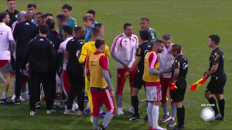 Jogadores e comissão do Inter partem para cima de auxiliar ao fim de 1º tempo com a Chape