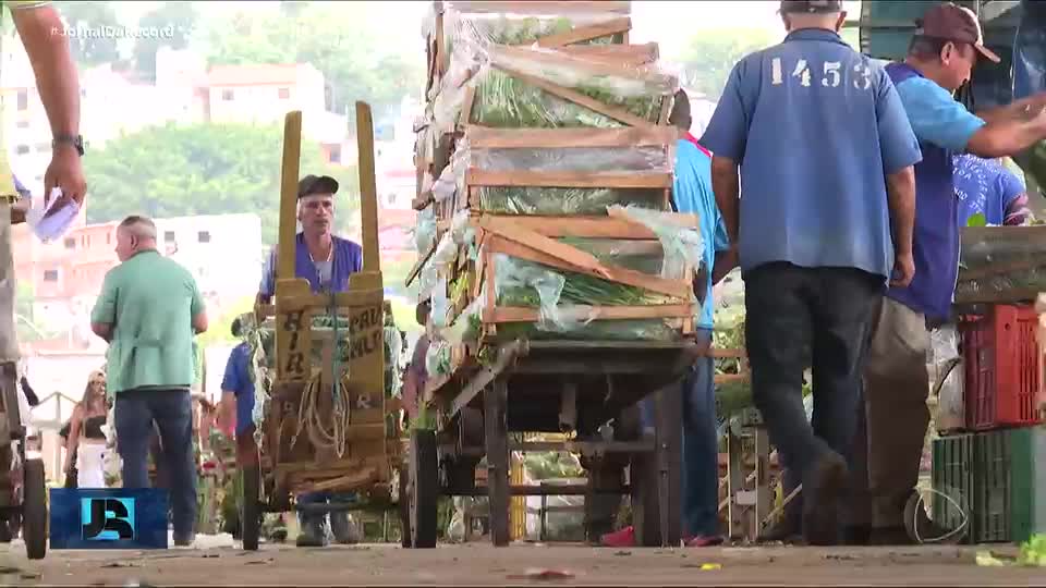 Vendedores da Ceagesp enfrentam falta de estrutura após incêndio em galpão