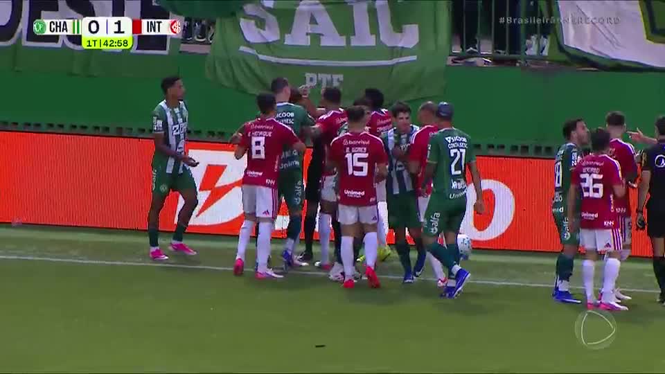 Cenas lamentáveis! Jogadores de Chape e Inter se desentendem e quase causam briga generalizada
