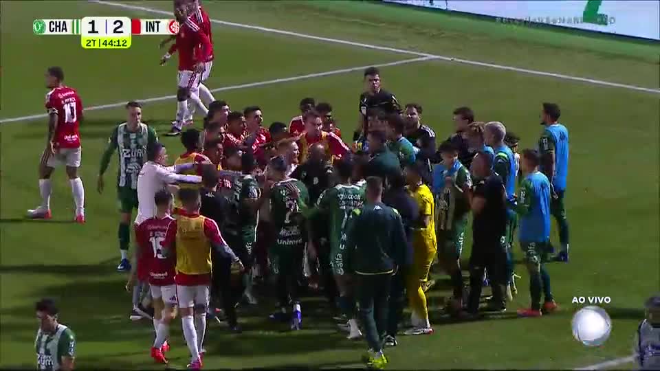 Virou bagunça: jogadores de Chape e Inter brigam pela segunda vez na Arena Condá
