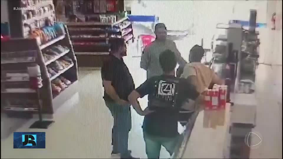 Polícia encontra carro dos quatro amigos que desapareceram depois de viajar para cobrar dívida
