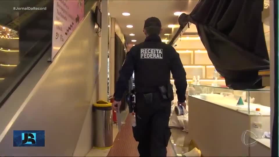 Minuto JR: Fiscais da Receita Federal apreendem produtos contrabandeados em shopping de São Paulo