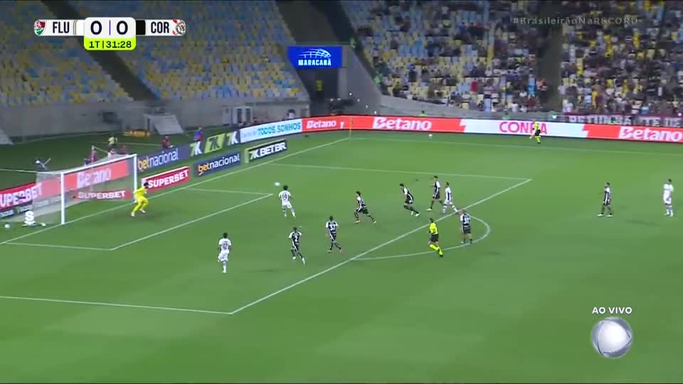 Corinthians erra na saída e concede ataque perigoso ao Fluminense