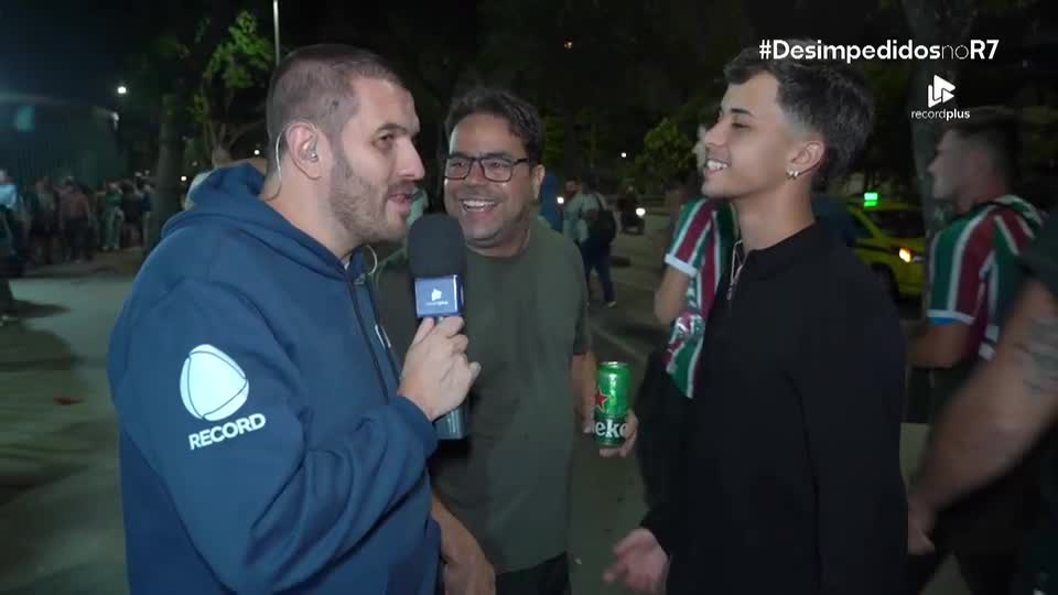 Torcedores do Fluminense animam entorno do Maracanã antes de jogo com o Corinthians pelo Brasileirão