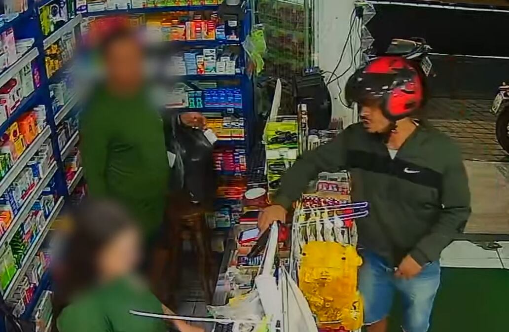 VÍDEO: criminoso se passa por cliente e assalta farmácia em Nova Iguaçu (RJ)