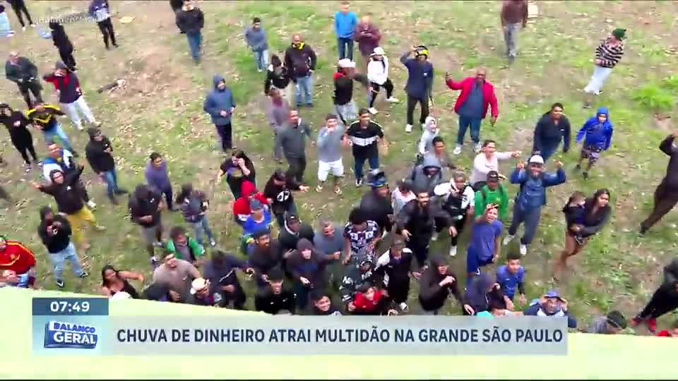 Empresário de Diadema (SP) distribui dinheiro em viaduto e atrai multidão