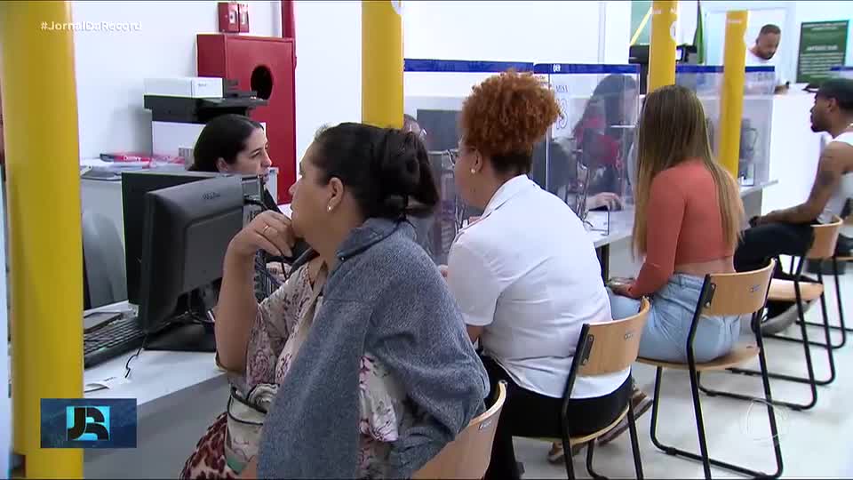 Vendas para festas de fim de ano devem aquecer oferta de vagas temporárias de emprego