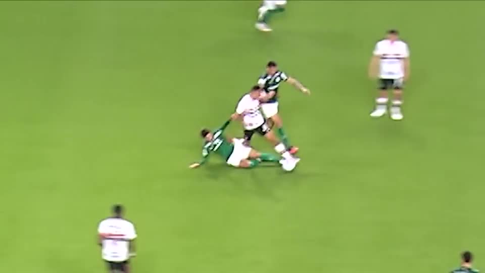 ‘Faltou critério’! Klein e o VAR erraram ao não expulsar Larson contra o São Paulo | Giro do Apito