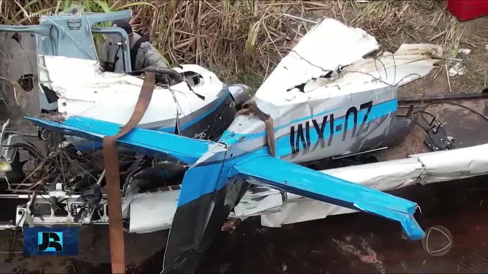Avião que transportava 180 quilos de cocaína cai em canavial em Alagoas