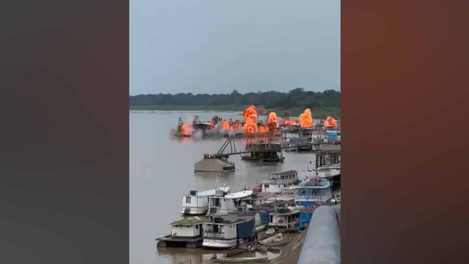 Operação policial explode dragas irregulares usadas em garimpo ilegal no rio Madeira, no Amazonas
