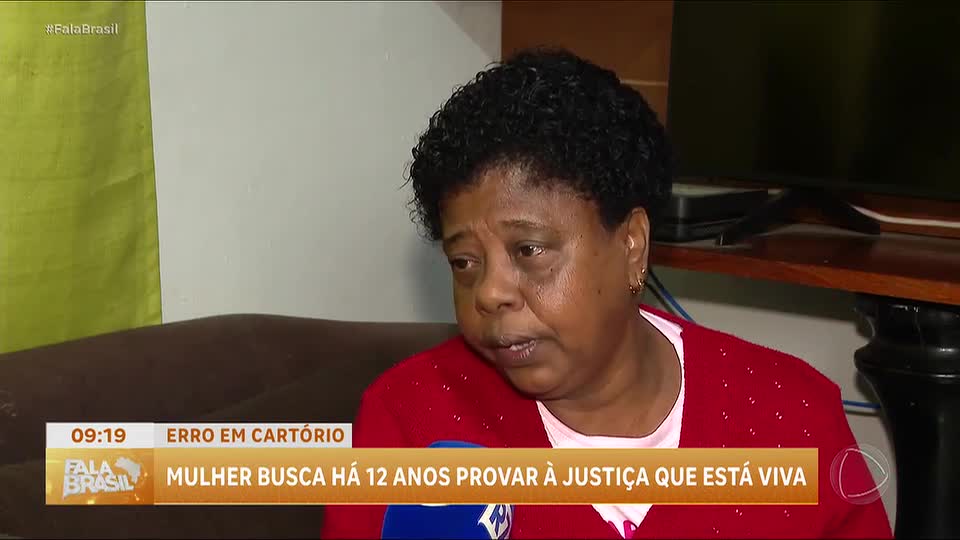 Mulher luta há 12 anos para provar que está viva; entenda