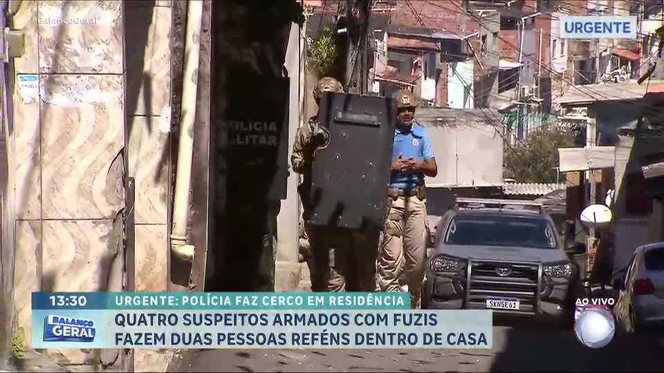 Polícia negocia rendição de criminosos armados que fizeram reféns em casa