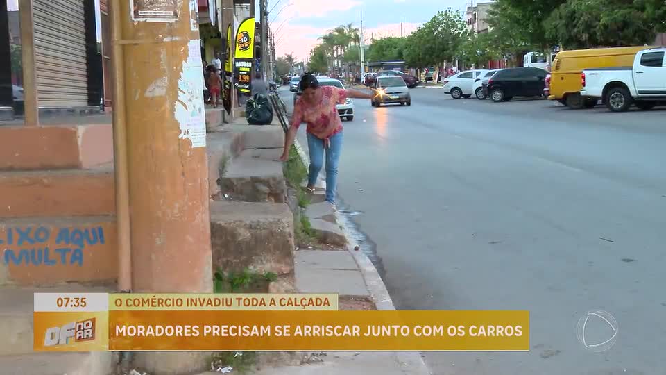 Moradores do Sol Nascente (DF) denunciam falta de calçadas e riscos ao transitar