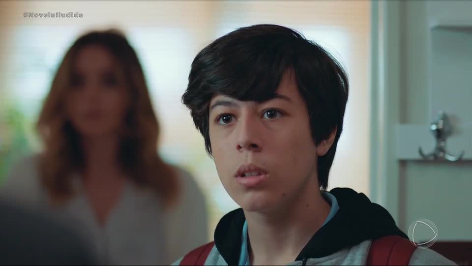 Ali descobre que Volkan não viajou e exige que o pai explique sua relação com Derin | Iludida