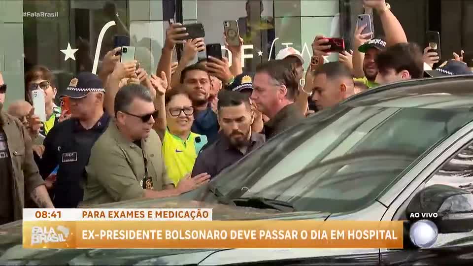 Bolsonaro permanece internado em Brasília