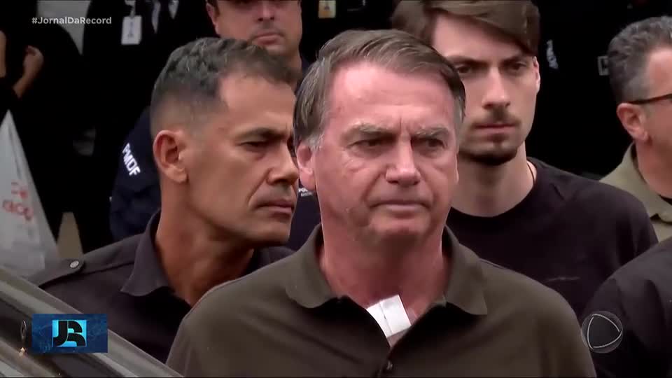 Jair Bolsonaro é internado em hospital particular, em Brasília