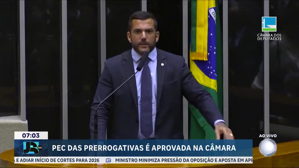 Câmara aprova projeto que blinda senadores e deputados na Justiça