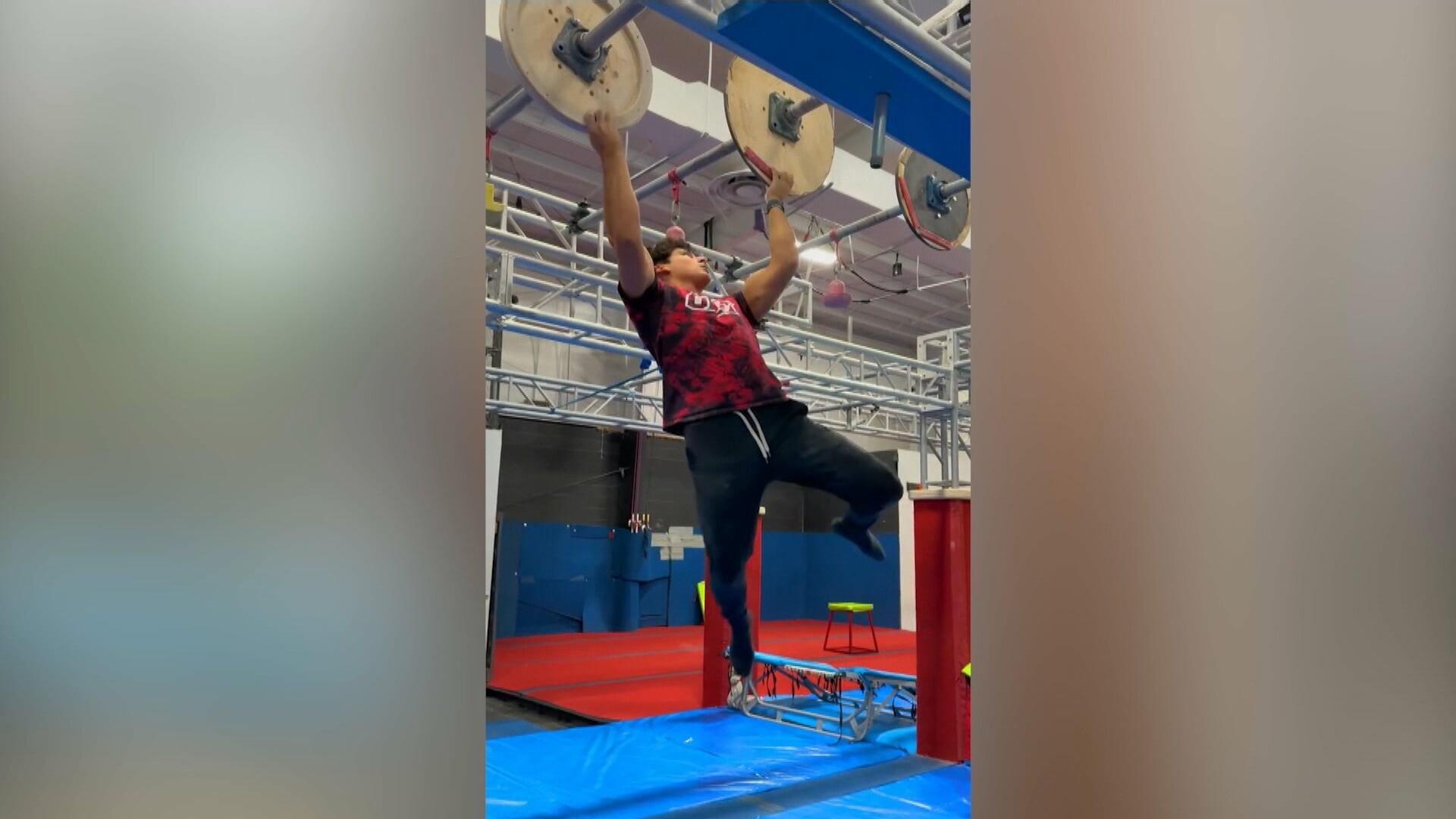 ‘Ninja dos tempos modernos’ surpreende com manobras em circuitos de obstáculos nos EUA; assista