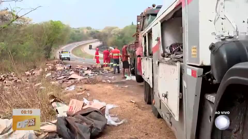 Carreta com alimentos é desvirada após tombar e ser saqueada na BR-060
