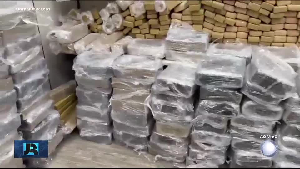 Polícia Federal prende caminhoneiro que transportava uma tonelada de maconha, em Piraí (RJ)