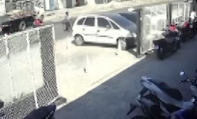 Motociclista foge após atropelar idosa em Santa Cruz, zona oeste do Rio