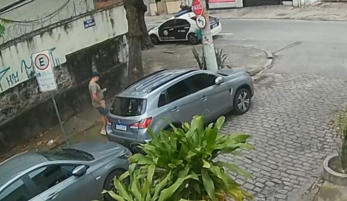 VÍDEO: Homem furta carro ao lado de viatura da polícia na Praça da Bandeira, no Rio