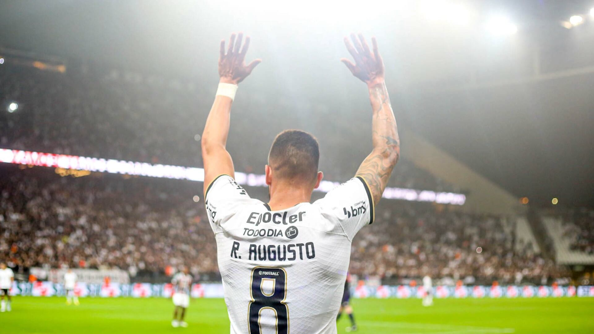 Corinthians homenageia Renato Augusto após anúncio de aposentadoria
