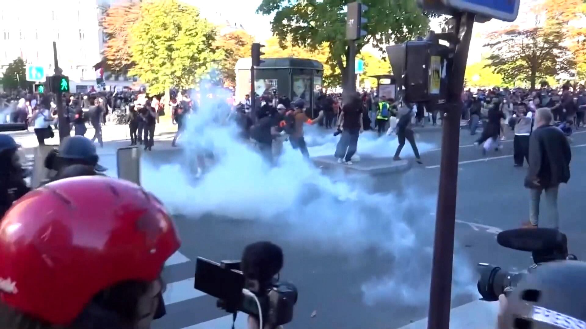 Manifestações na França terminam em confronto; veja imagens