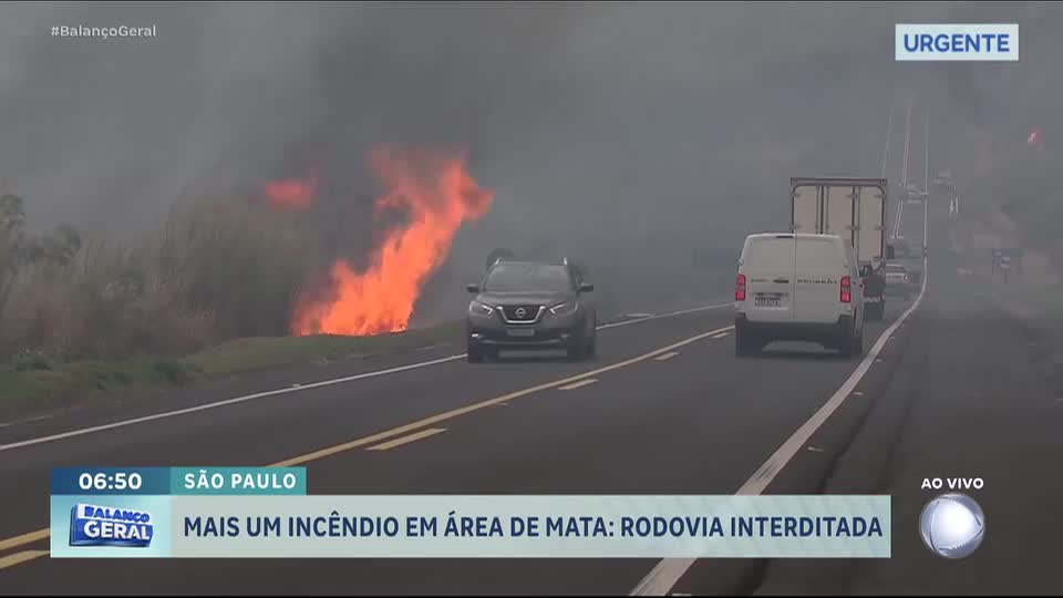 Incêndio em área de mata interdita rodovia no interior paulista por duas horas