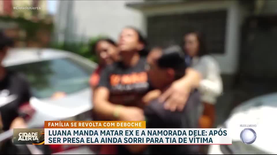 Suspeita de armar execução de ex-companheiro e atual dele debocha de familiares das vítimas