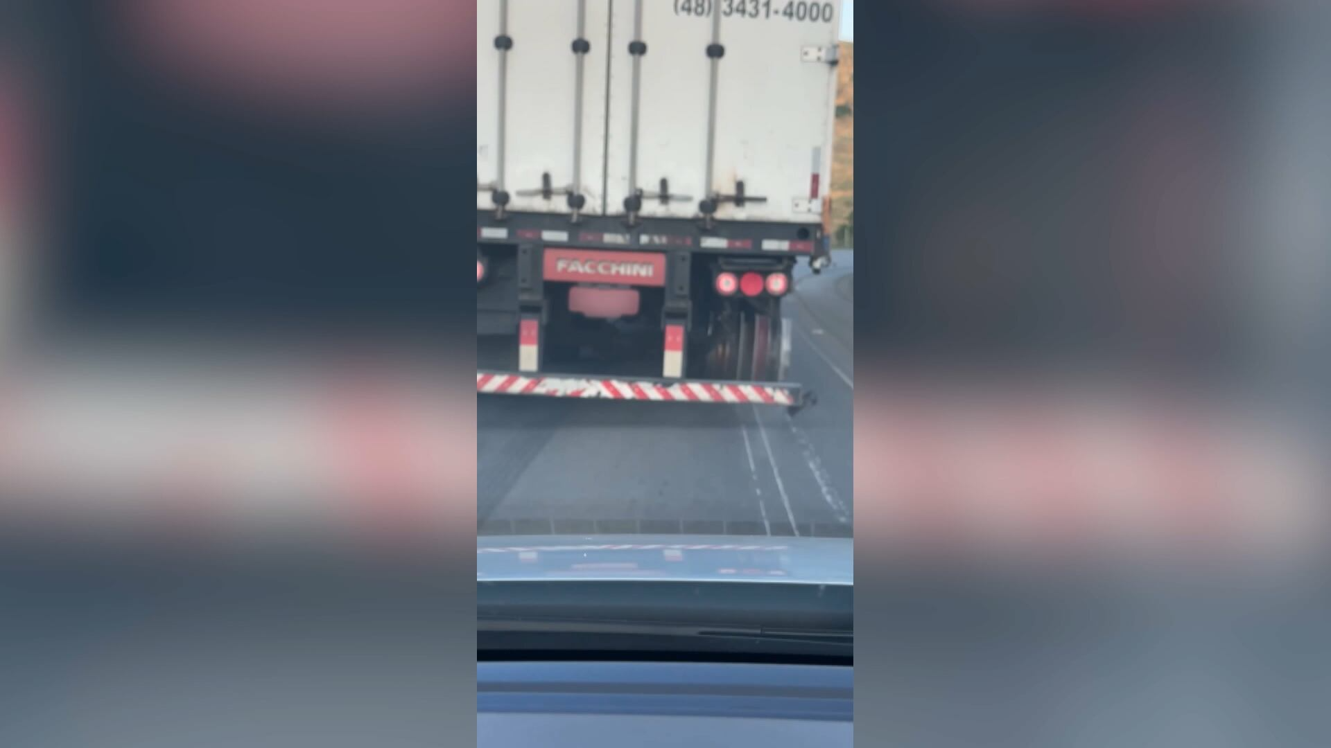 Caminhão é flagrado trafegando sem pneu na BR-101; veja vídeo