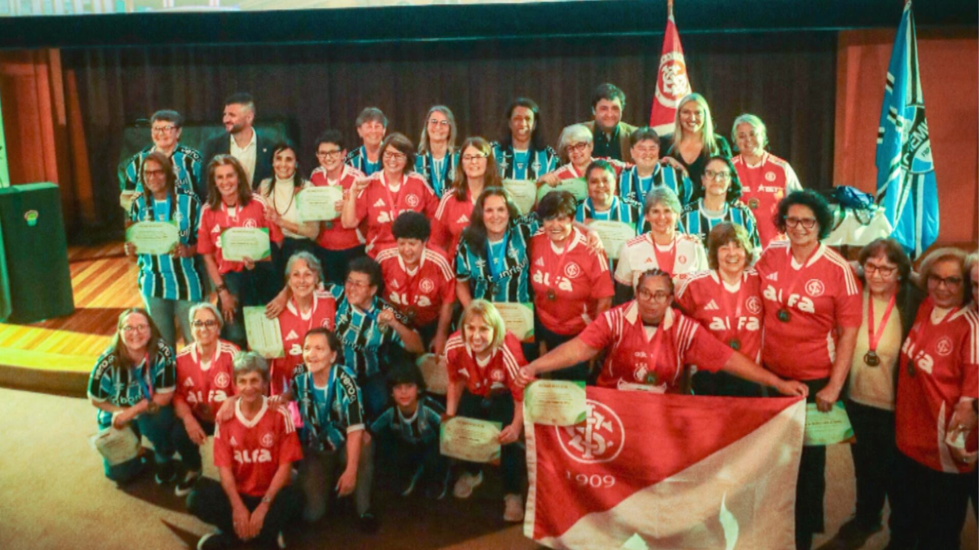 Jogadoras pioneiras do futebol gaúcho são homenageadas pela prefeitura de Porto Alegre (RS)