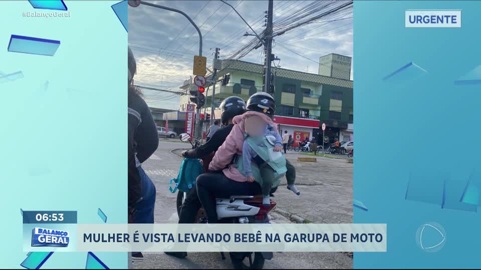 Tudo errado: motociclista sem capacete flagra bebê em bolsa na garupa de outro veículo em SC