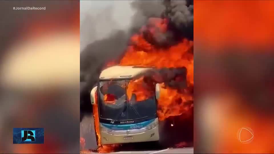 Ônibus pega fogo depois de passar por área de queimada na Bahia