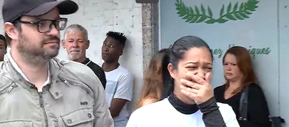 Sob aplausos e pedido de justiça, corpo de pizzaiolo morto em abordagem policial é sepultado no Rio