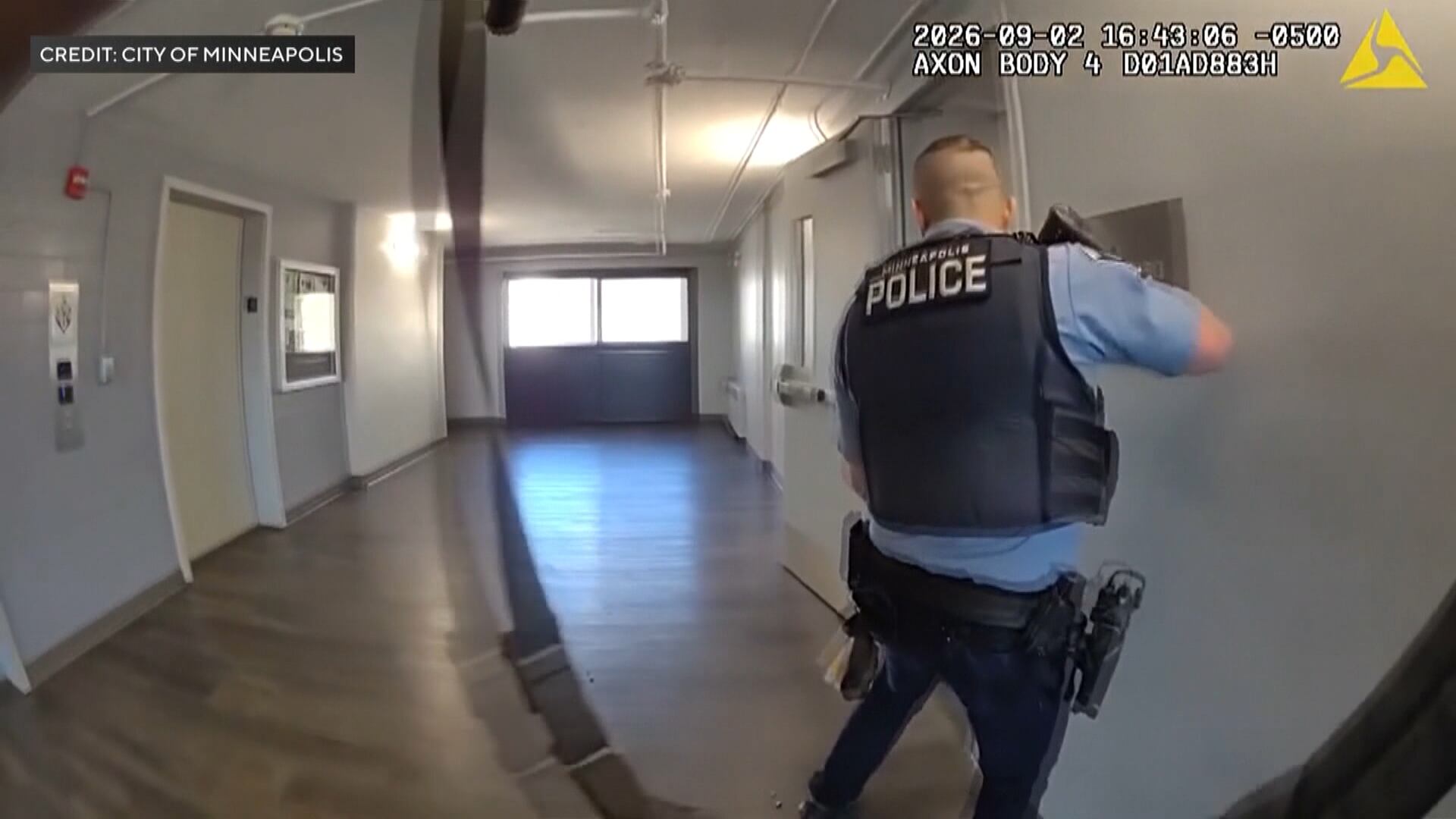 Vídeo de bodycam mostra momento de ataque dentro de prédio