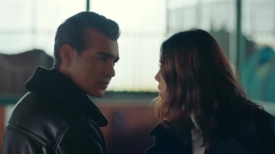Volkan não consegue esconder sua obsessão por Asya | Iludida