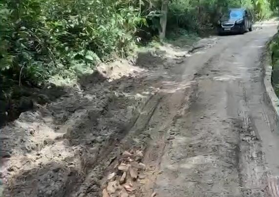 Moradores sofrem com buracos e lamaçal na estrada do Muriqui Pequeno, em Niterói (RJ)
