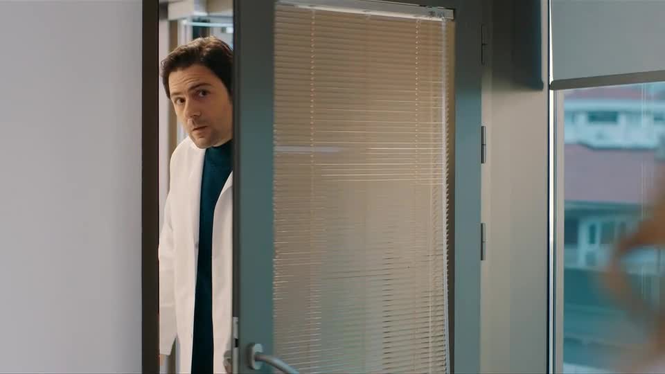 Turgay tenta ajudar Asya, mas acaba criando um problema | Iludida