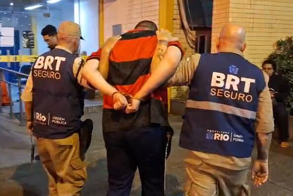 Briga termina com dois homens esfaqueados no BRT de Deodoro, no Rio; agressor é preso
