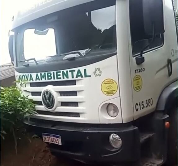 Caminhão derruba muro e quase invade casa após trecho de via ceder em Teresópolis (RJ)