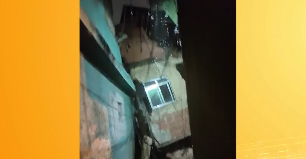 VÍDEO: Casa tomba e atinge outros dois imóveis em comunidade de Acari, no Rio