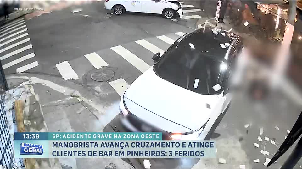 Motorista desrespeita sinalização, bate em táxi e atropela três pessoas na zona oeste de SP
