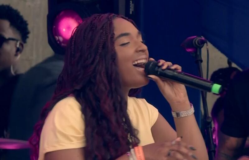 Novo destaque do pagode, Brunna Oliveira solta a voz no Record nos Parques