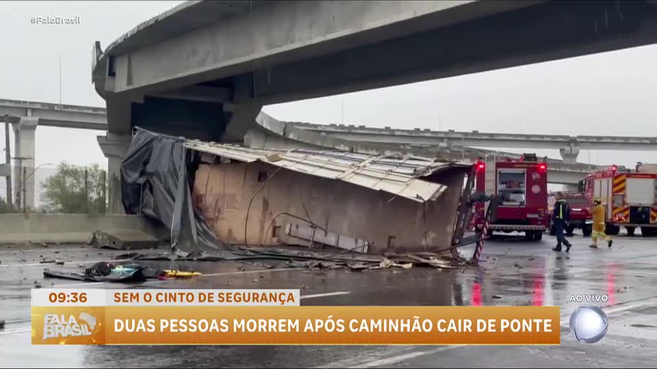 Caminhão cai de ponte e deixa dois mortos em Porto Alegre (RS)