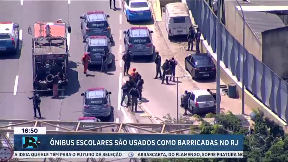 Criminosos tomam ônibus escolares e fazem barricadas durante operação contra facção no Rio